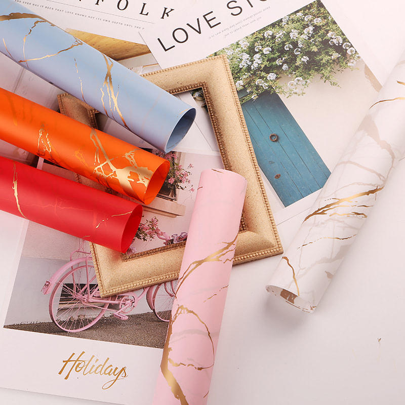 Papel de regalo de flores de plástico con patrón de mármol dorado MYHC-13