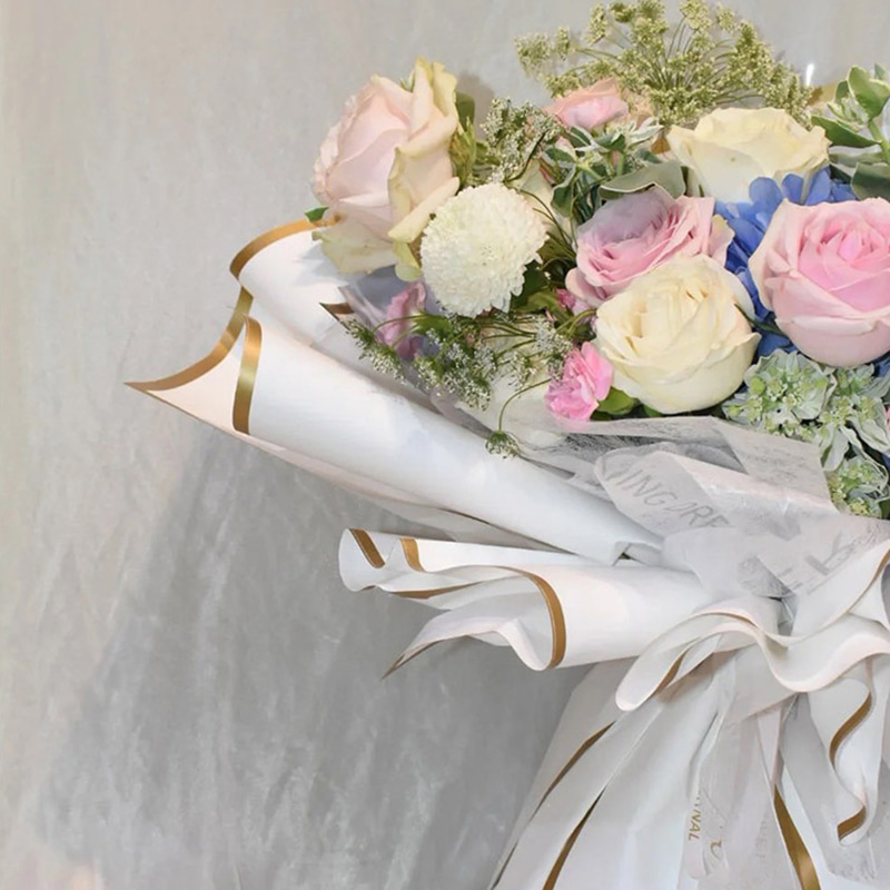 Papel de regalo de flores con película nacarada sólida con borde dorado MYHC-27