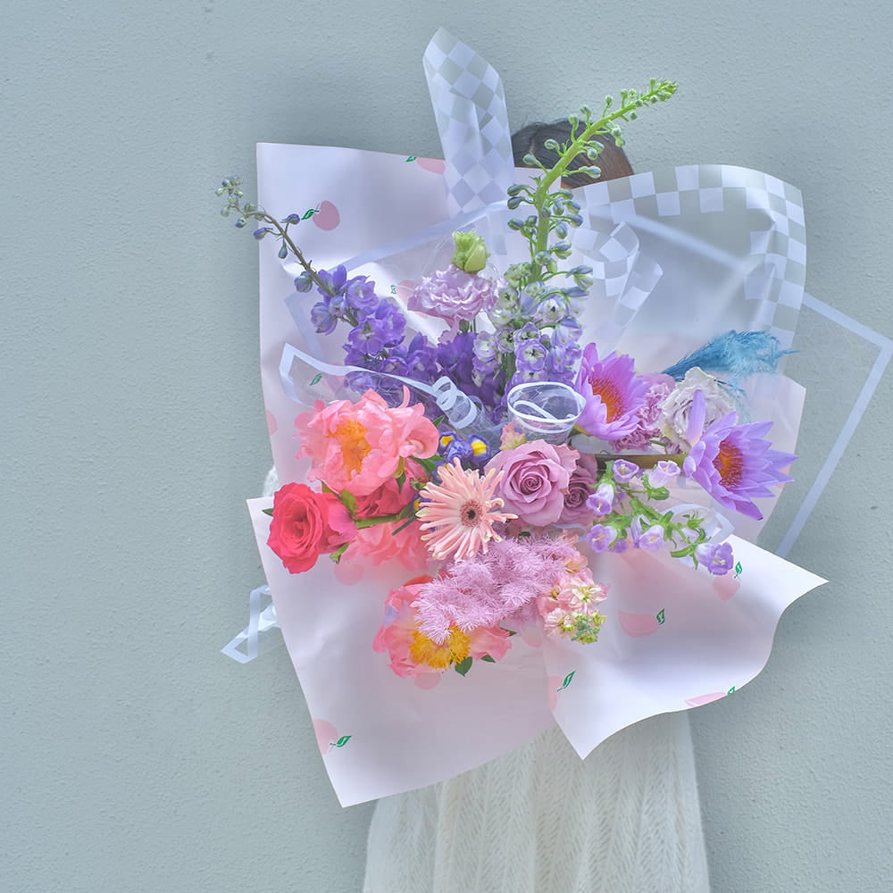Papel de regalo con ramo de cuadros multicolor