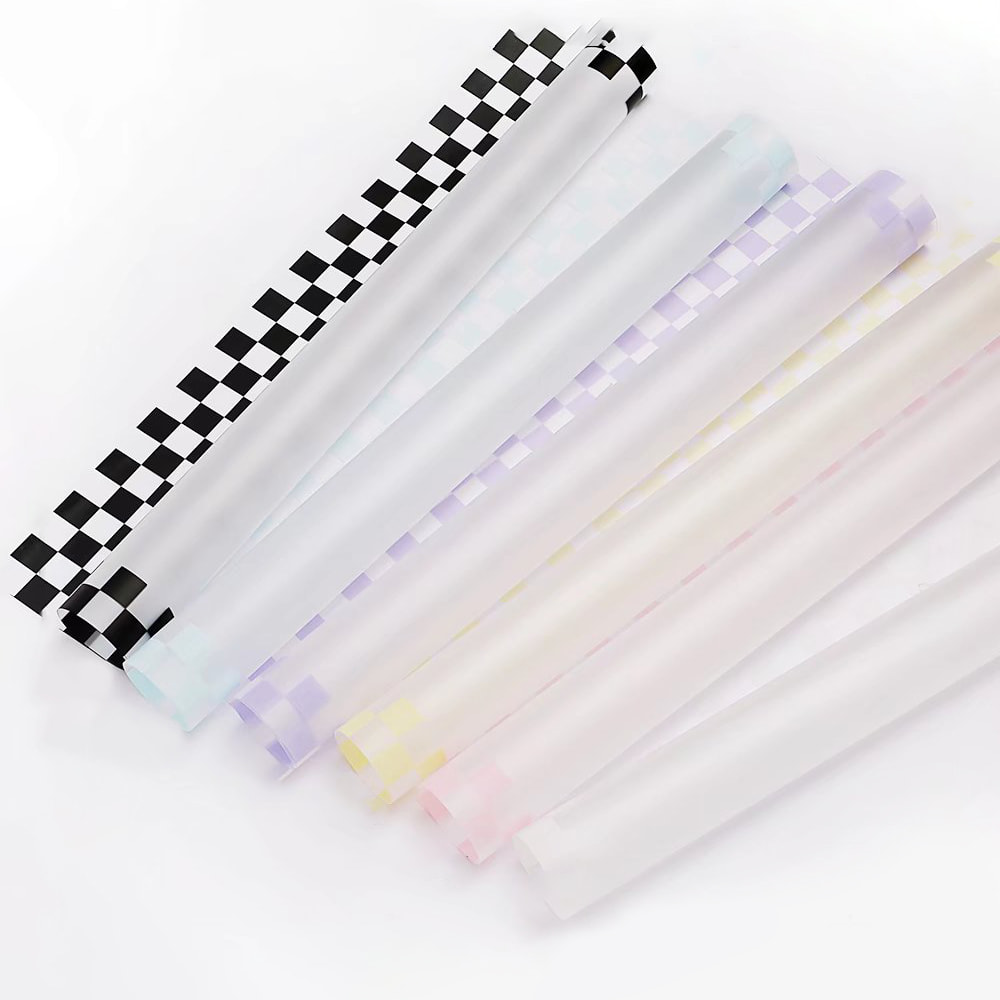 Papel de regalo con ramo de cuadros multicolor