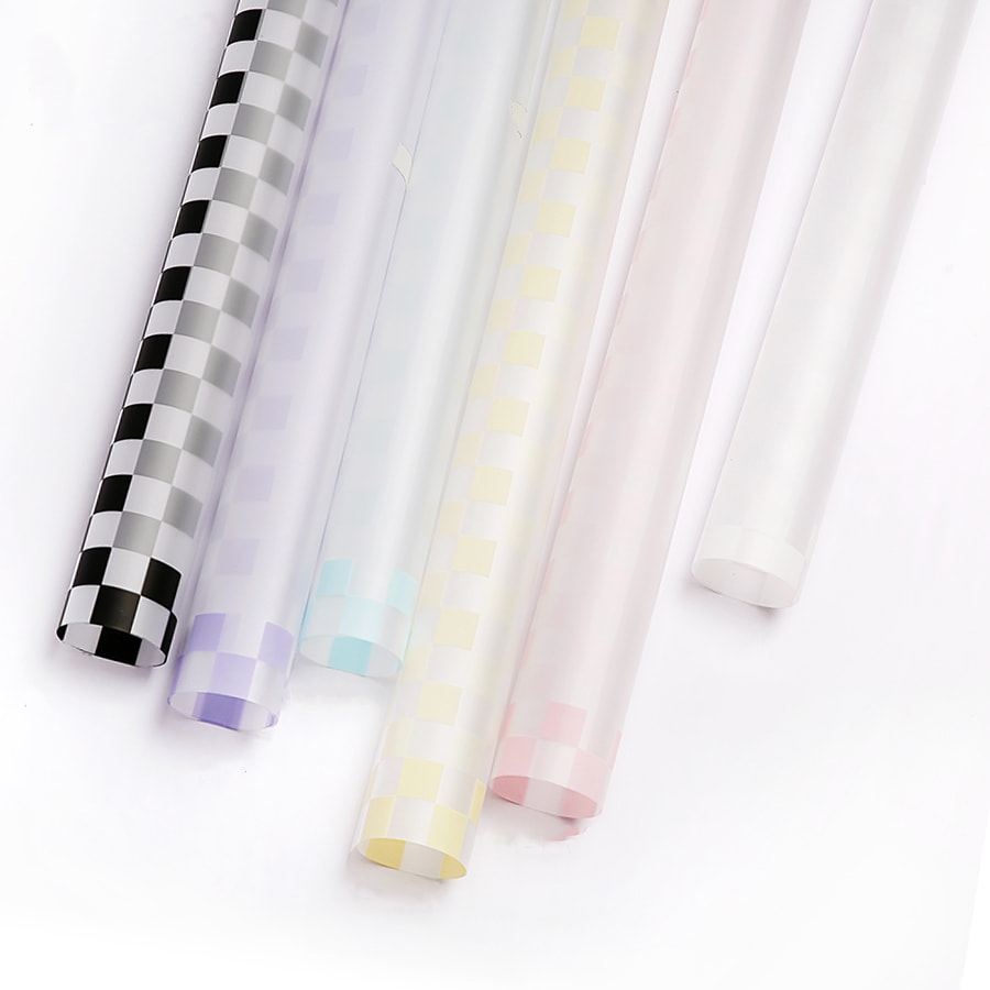 Papel de regalo con ramo de cuadros multicolor