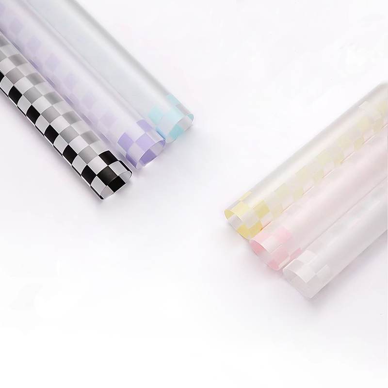 Papel de regalo con ramo de cuadros multicolor