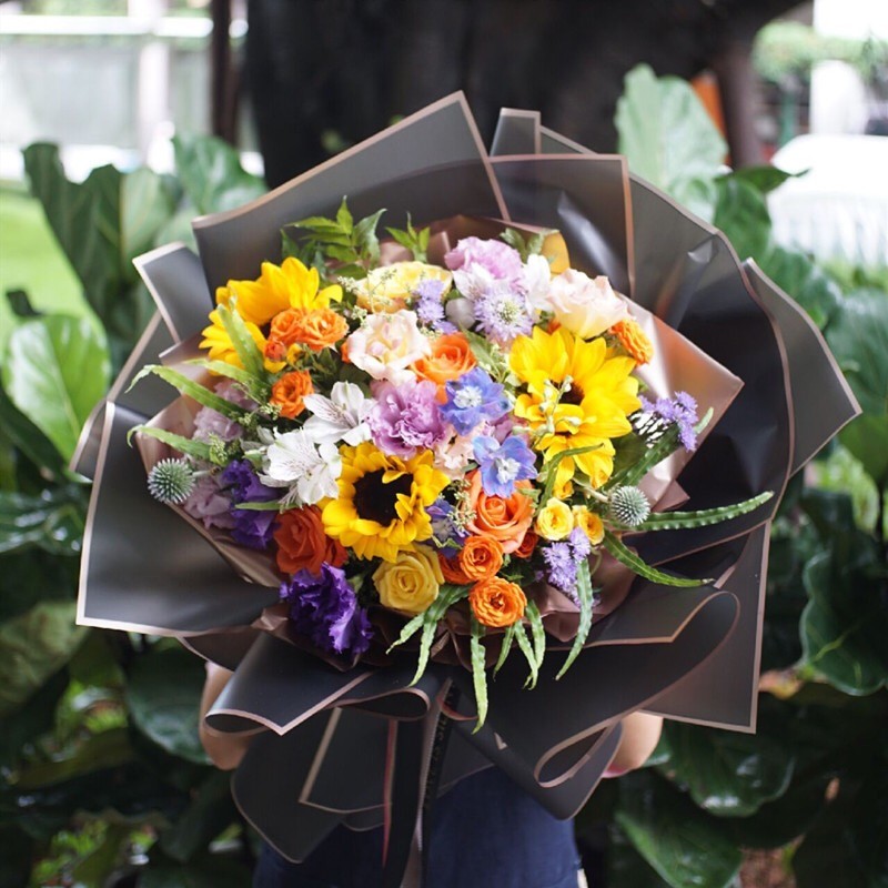 Papel de regalo de flores mate con bordes dorados