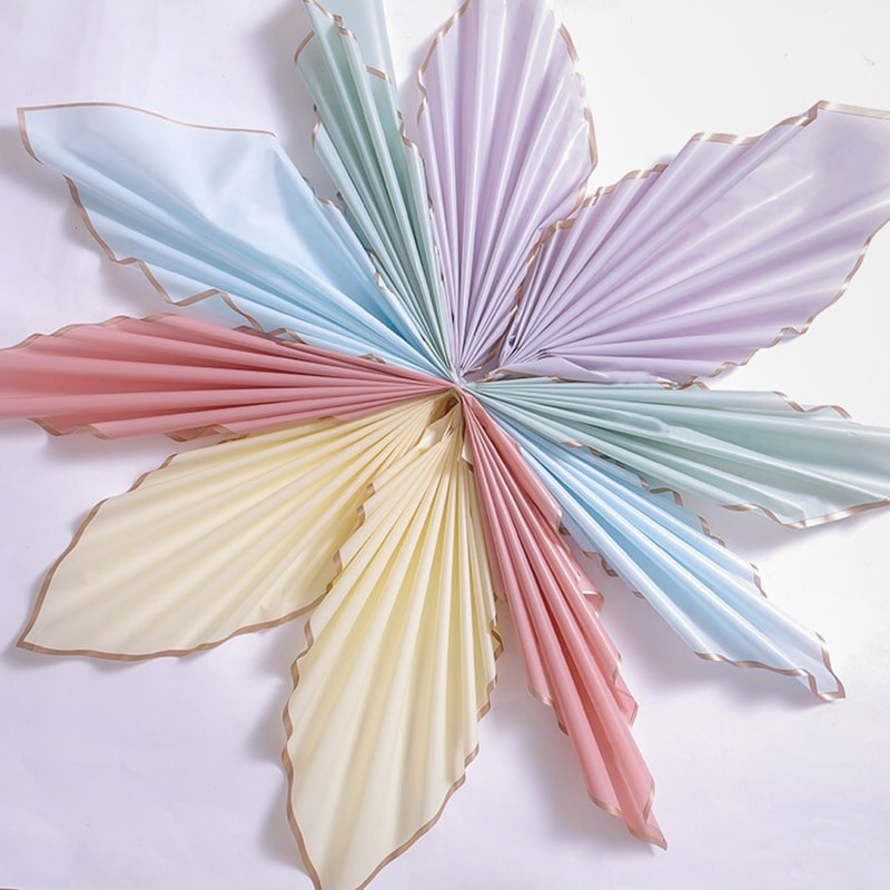 Papel de regalo de flores mate con bordes dorados