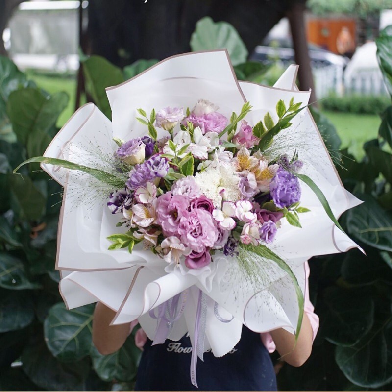 Papel de regalo de flores mate con bordes dorados