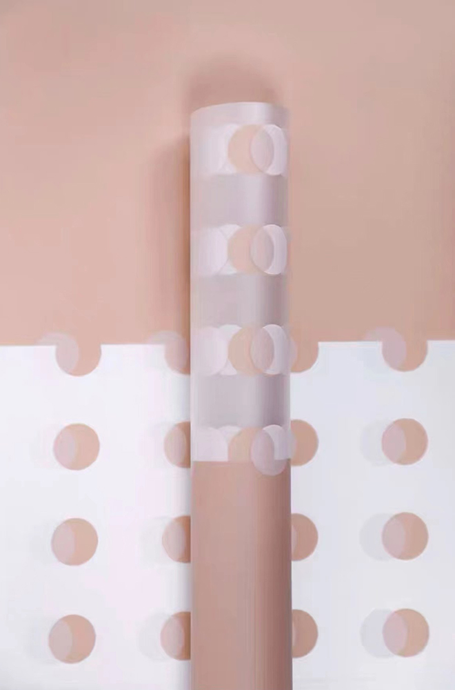 Papel de regalo transparente con flores de lunares