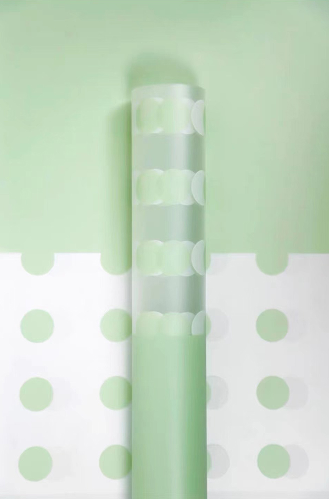 Papel de regalo transparente con flores de lunares