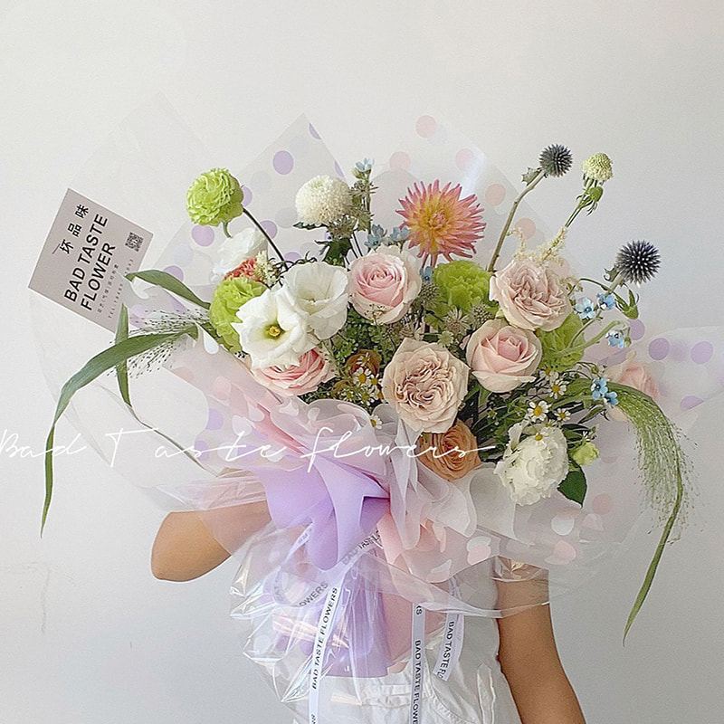 Papel de regalo transparente con flores de lunares