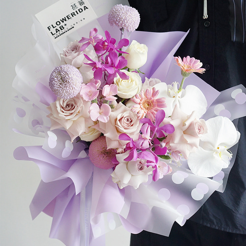 Papel de regalo transparente con flores de lunares