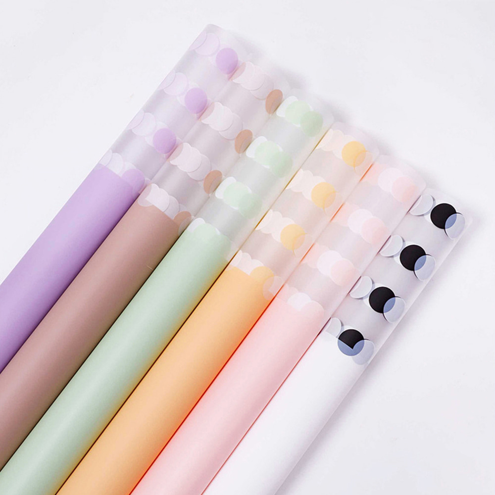 Papel de regalo transparente con flores de lunares