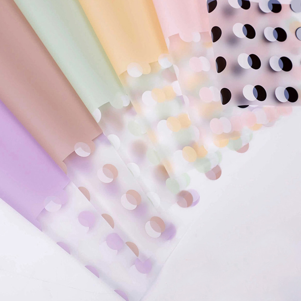 Papel de regalo transparente con flores de lunares