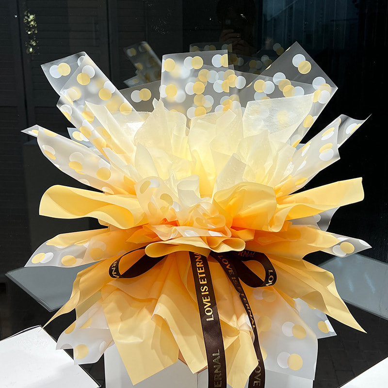 Papel de regalo transparente con flores de lunares