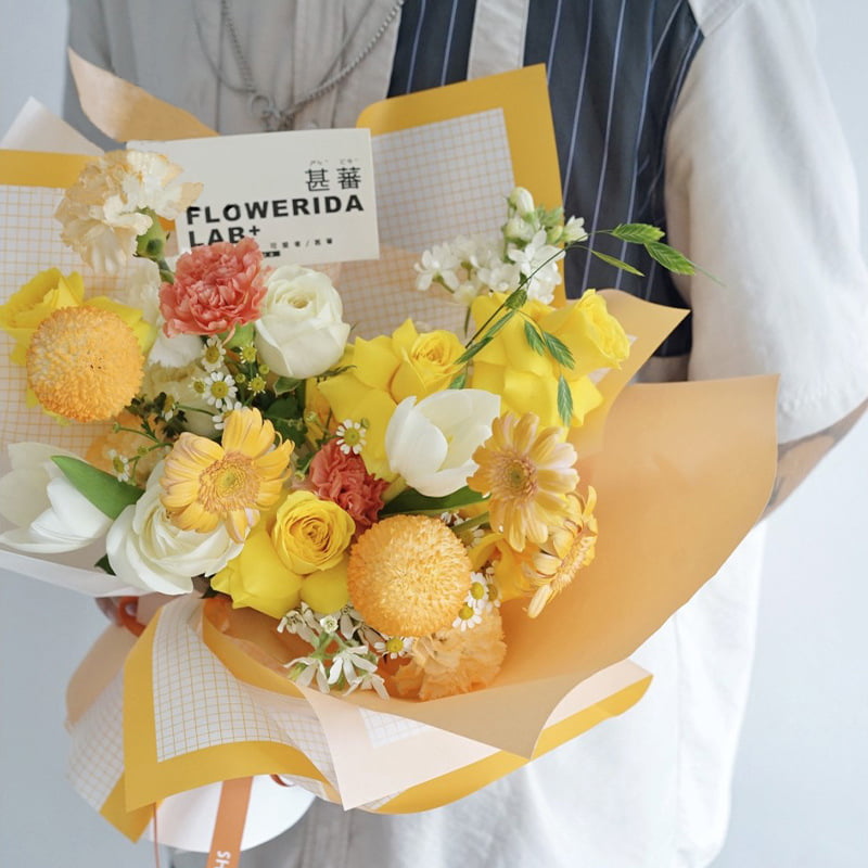 Papel de regalo floral iridiscente a cuadros de doble cara