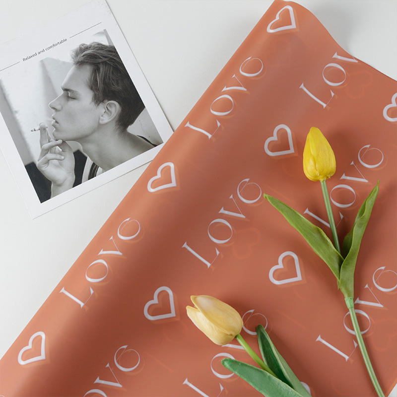Papel Nossa para envolver flores con diseño de estampado de cartas de amor con revestimiento impermeable colorido