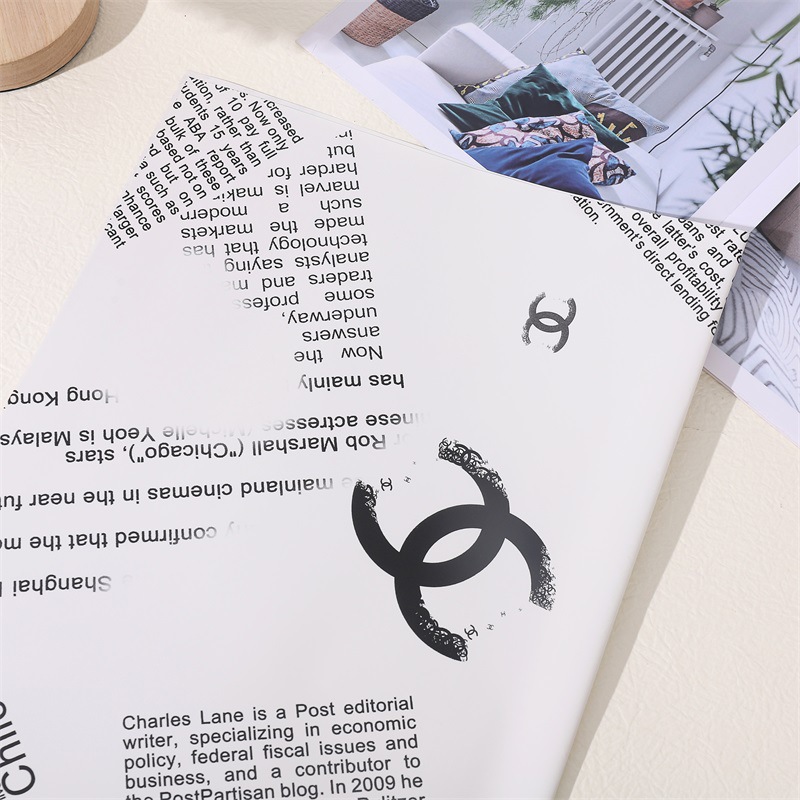 Papel de regalo marca Chanel.