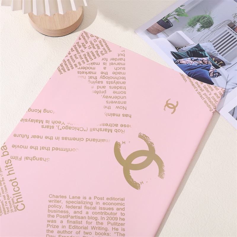 Papel de regalo marca Chanel.
