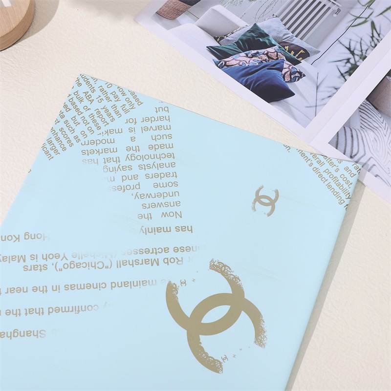 Papel de regalo marca Chanel.