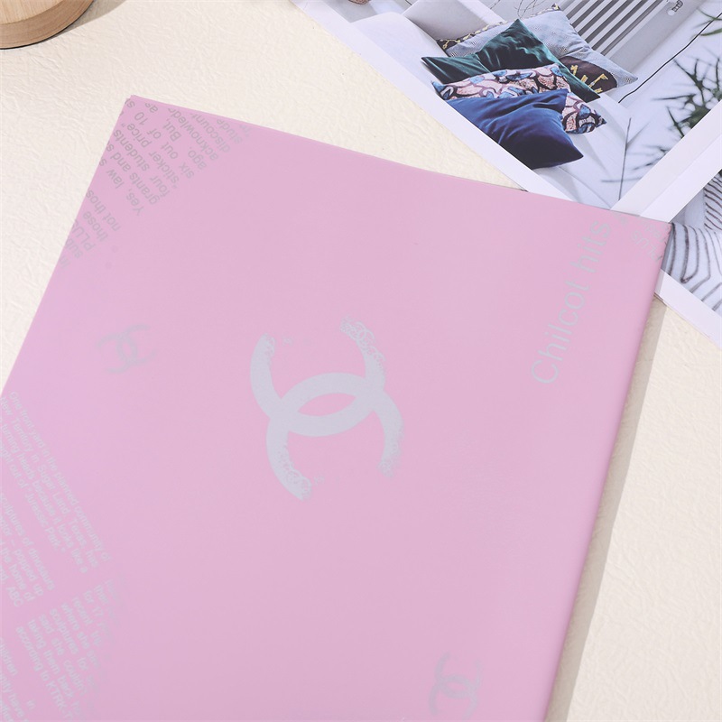 Papel de regalo marca Chanel.