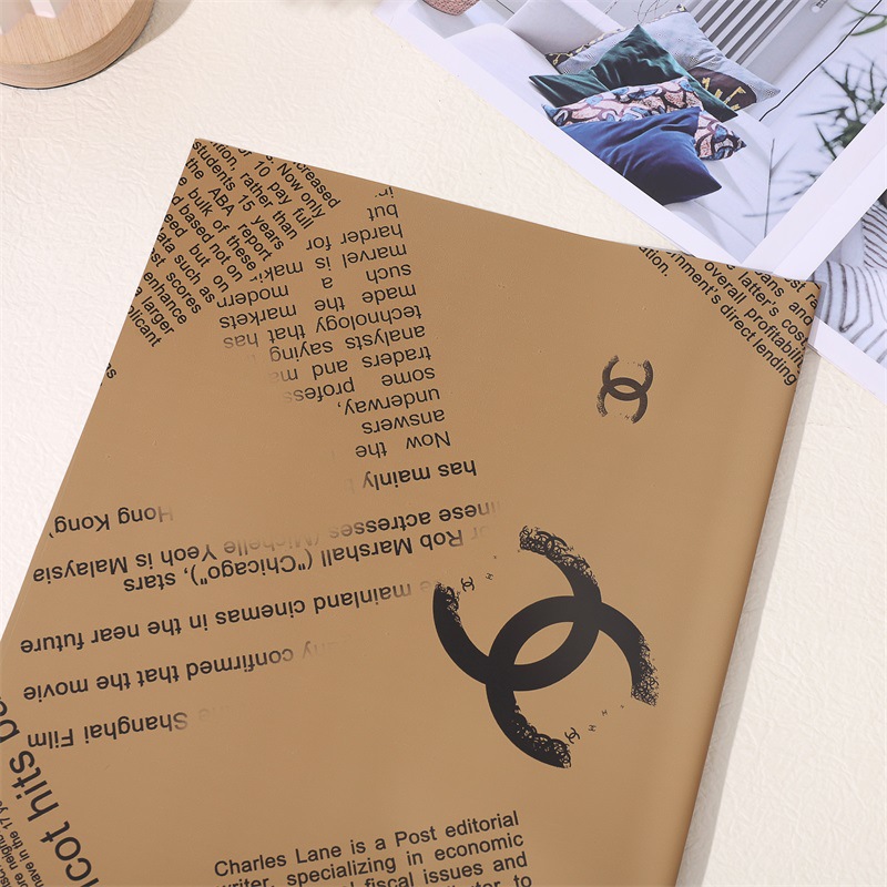 Papel de regalo marca Chanel.