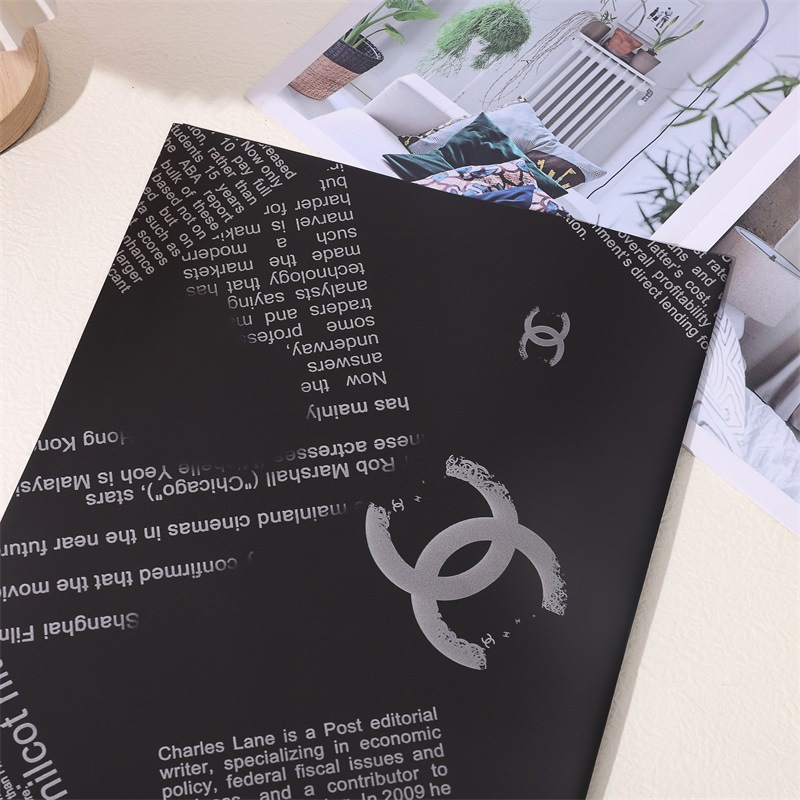 Papel de regalo marca Chanel.