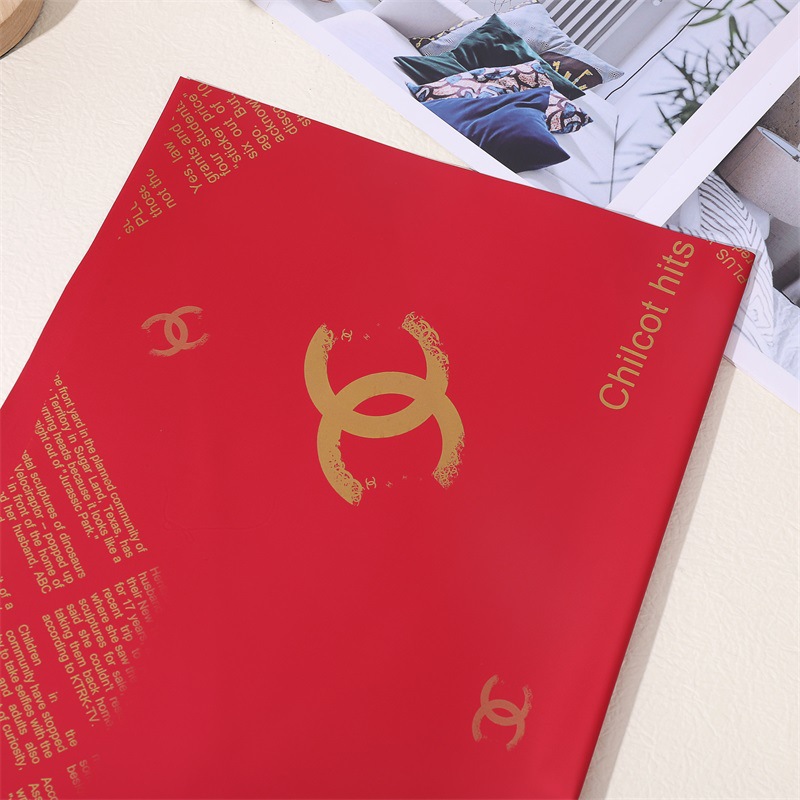 Papel de regalo marca Chanel.