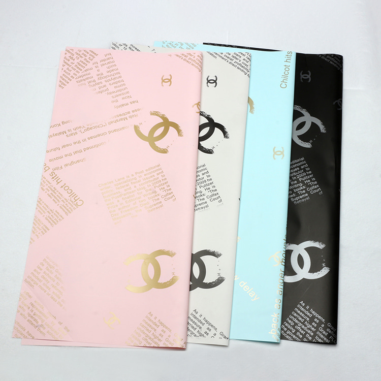 Papel de regalo marca Chanel.