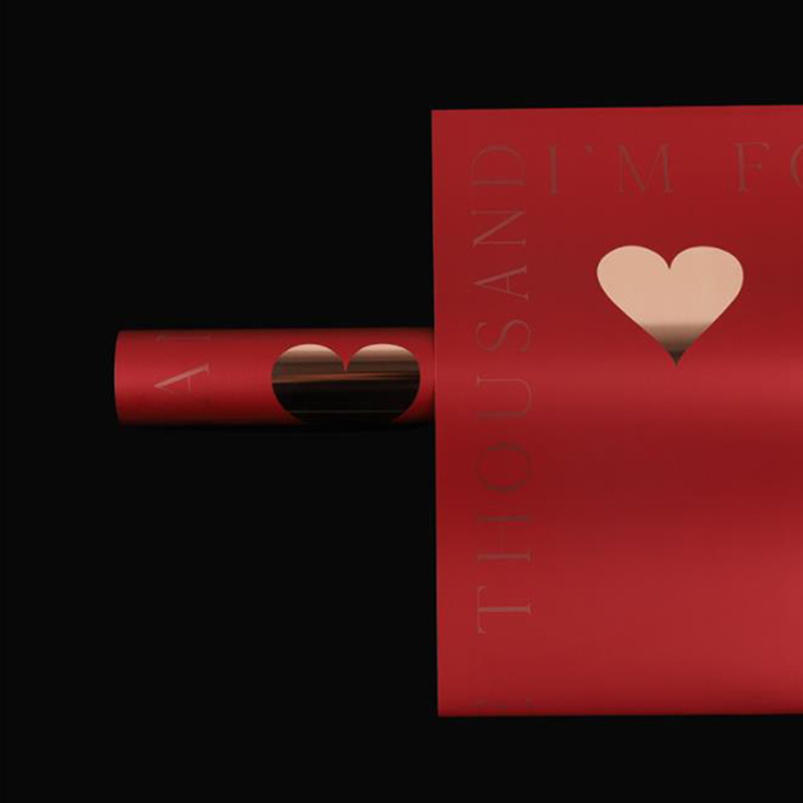 Papel de regalo con forma de corazón estampado en oro.