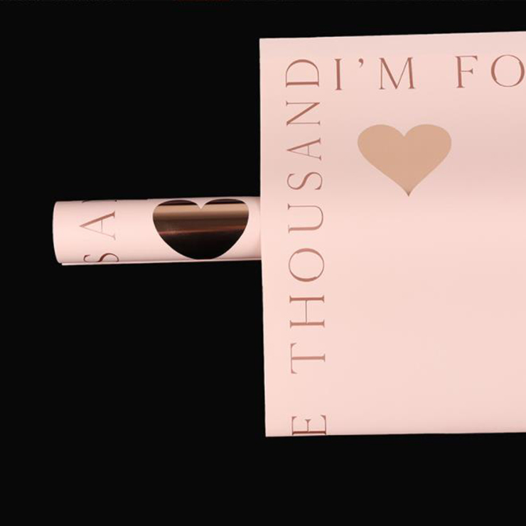 Papel de regalo con forma de corazón estampado en oro.