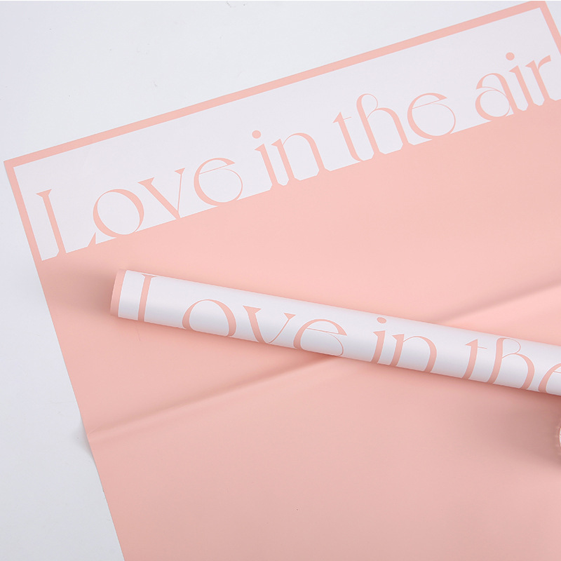 Ramo de papel de regalo grueso con palabras artísticas.