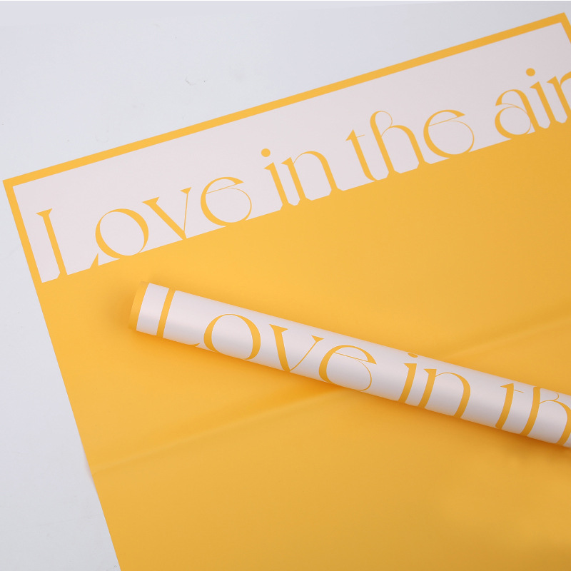 Ramo de papel de regalo grueso con palabras artísticas.