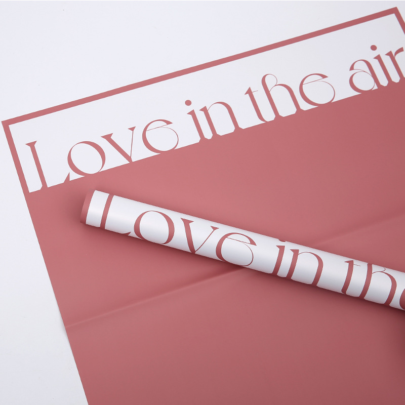 Ramo de papel de regalo grueso con palabras artísticas.