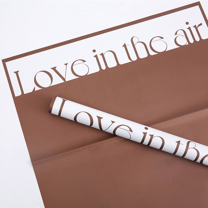 Ramo de papel de regalo grueso con palabras artísticas.