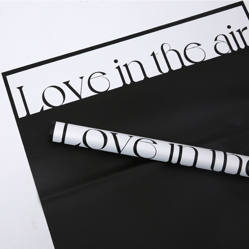 Ramo de papel de regalo grueso con palabras artísticas.
