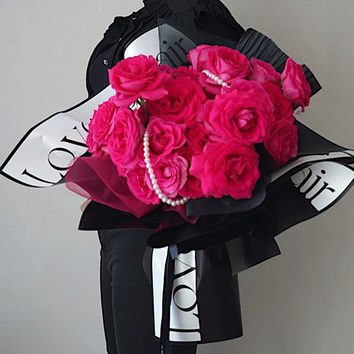 Ramo de papel de regalo grueso con palabras artísticas.