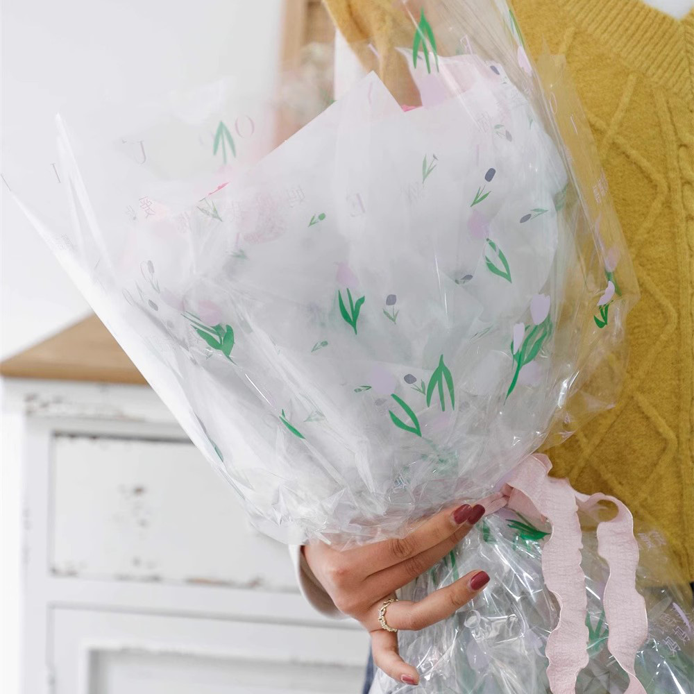 Ramo de papel de regalo grueso con palabras artísticas.
