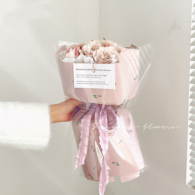 Ramo de papel de regalo grueso con palabras artísticas.