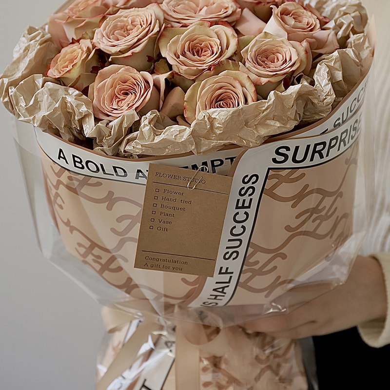 Papel de regalo de flores de marca Hera en varios colores.