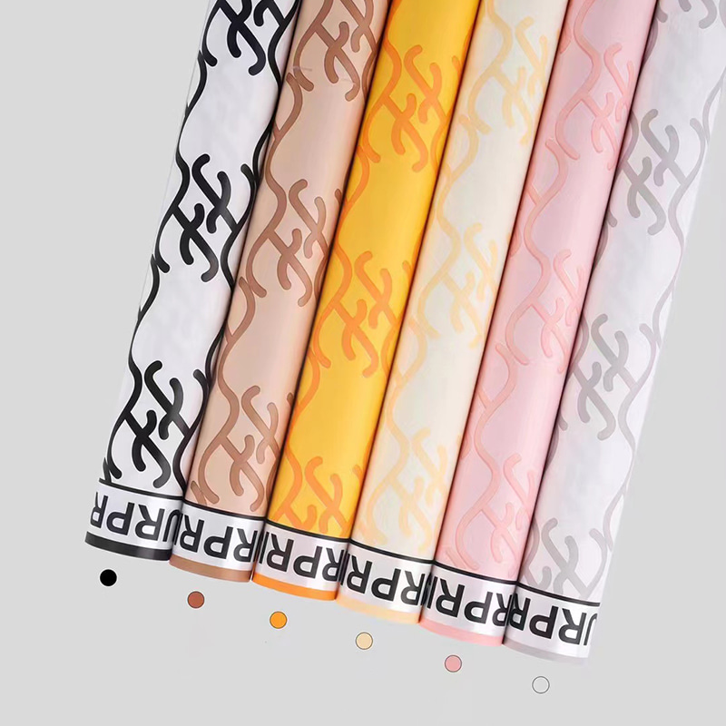 Papel de regalo de flores de marca Hera en varios colores.