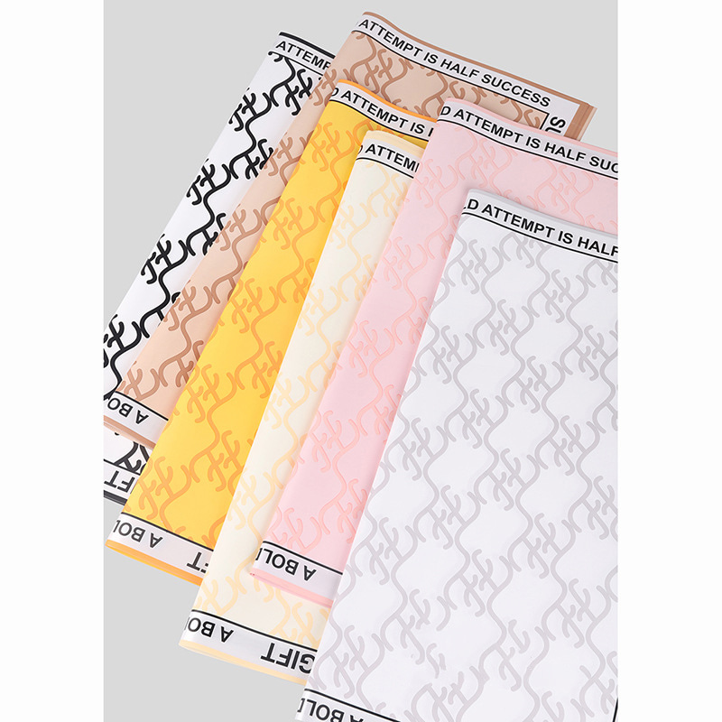 Papel de regalo de flores de marca Hera en varios colores.
