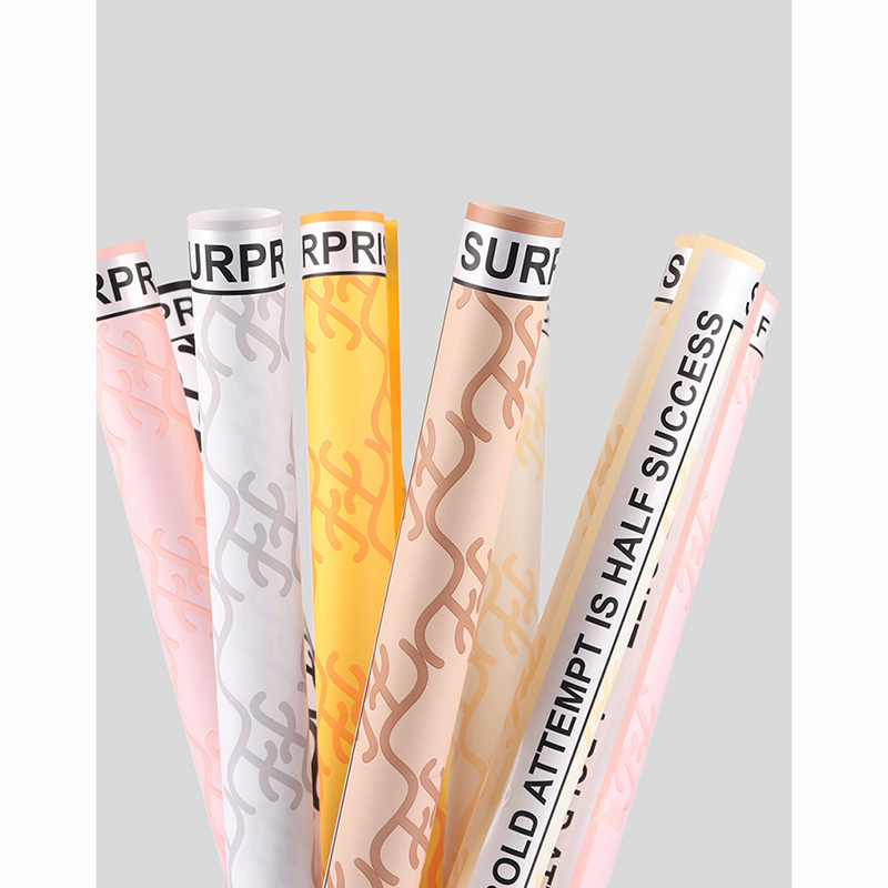 Papel de regalo de flores de marca Hera en varios colores.