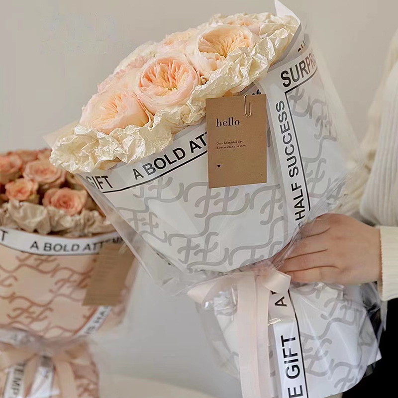 Papel de regalo de flores de marca Hera en varios colores.