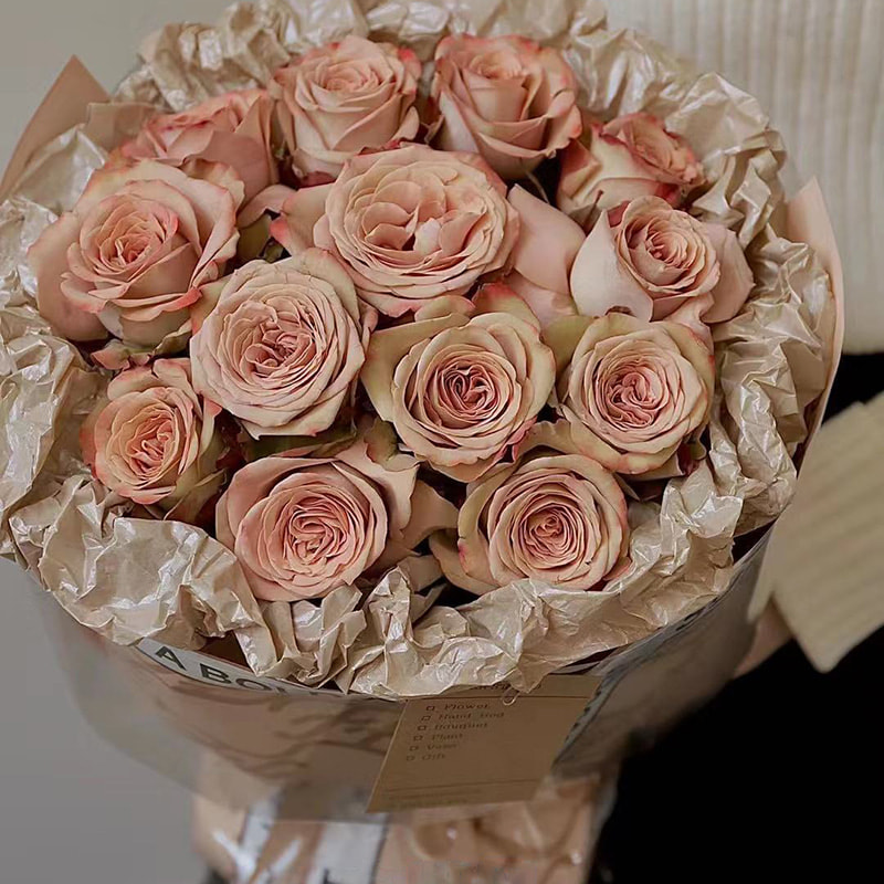 Papel de regalo de flores de marca Hera en varios colores.