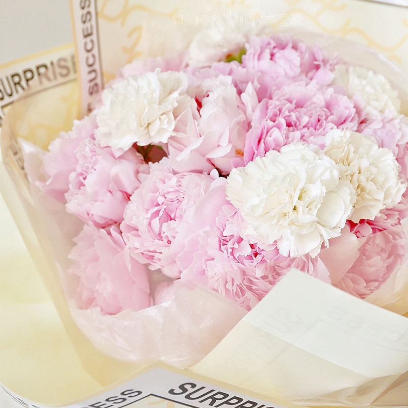 Papel de regalo de flores de marca Hera en varios colores.