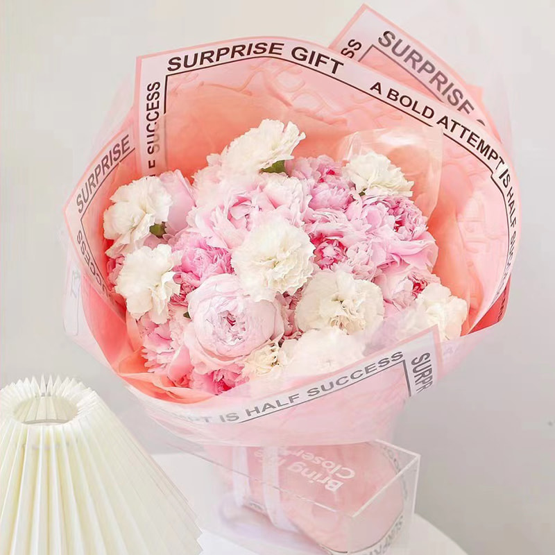 Papel de regalo de flores de marca Hera en varios colores.