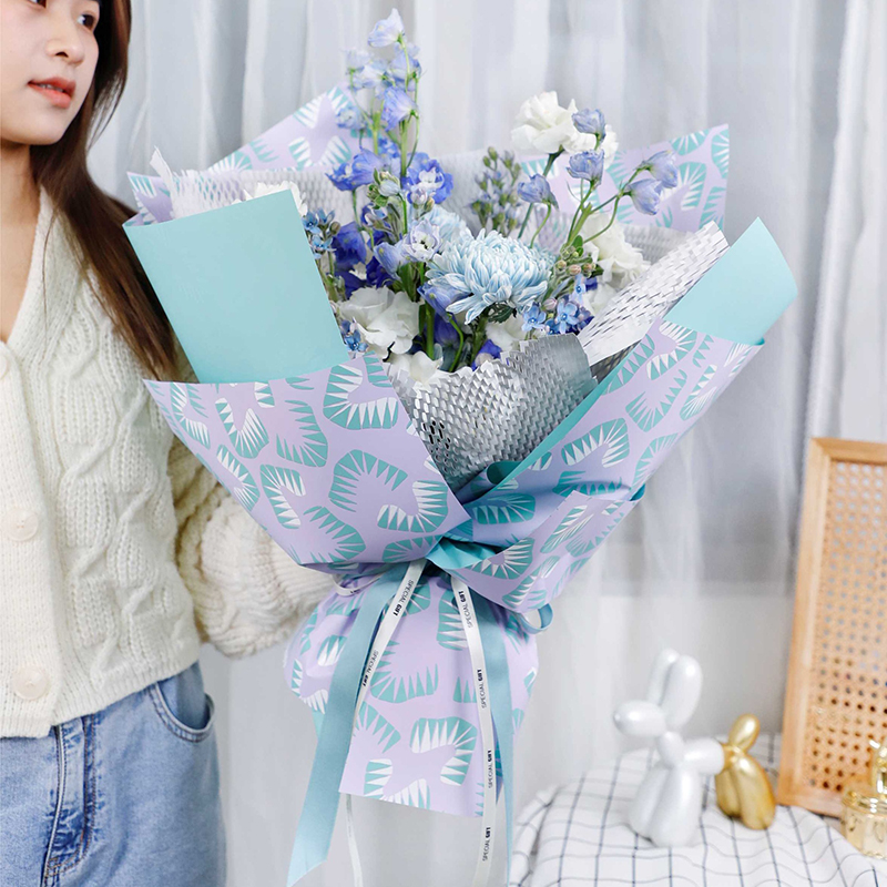 Seis papeles de regalo de flores con estampado de hojas de colores brillantes