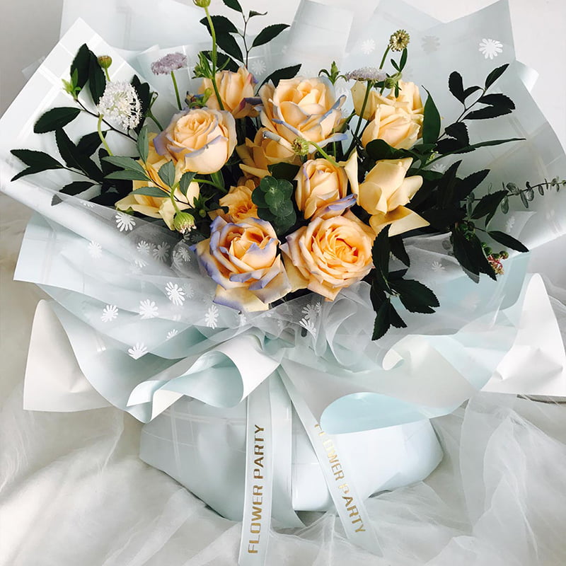 Papel de regalo de flores con líneas a cuadros de ocho colores.