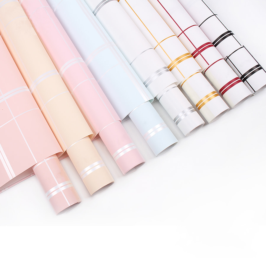 Papel de regalo de flores con líneas a cuadros de ocho colores.