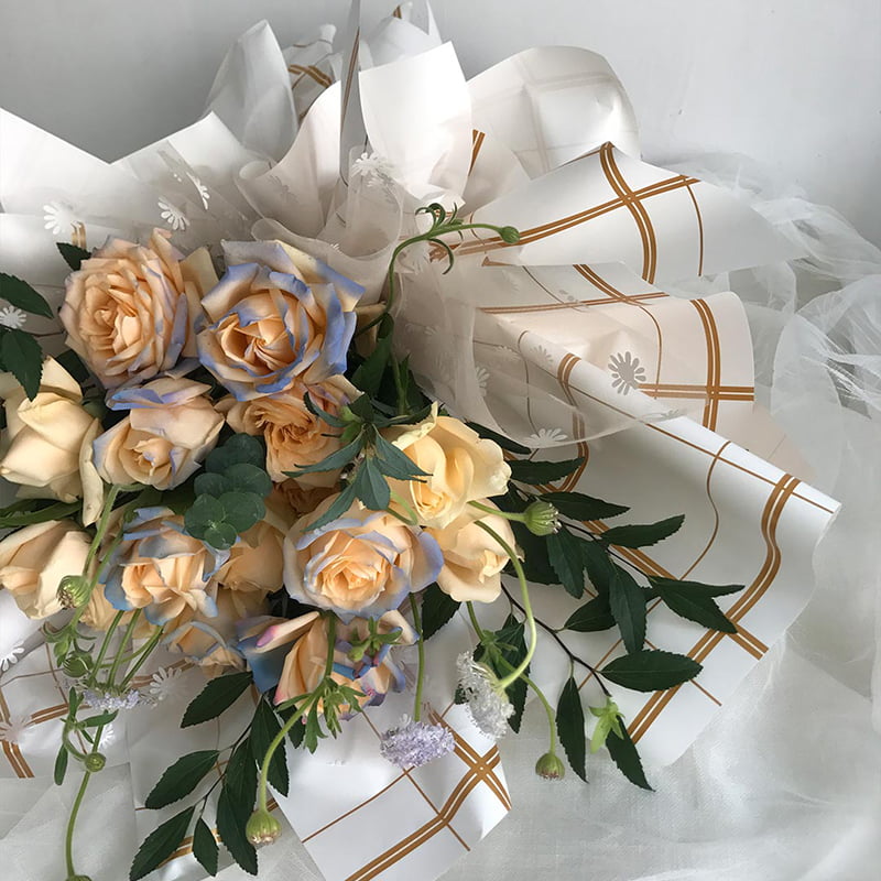 Papel de regalo de flores con líneas a cuadros de ocho colores.
