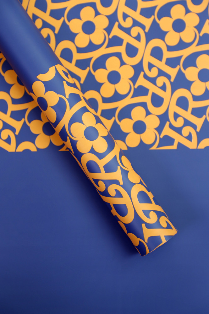 Papel de regalo de flores con estampado de flores de película mate