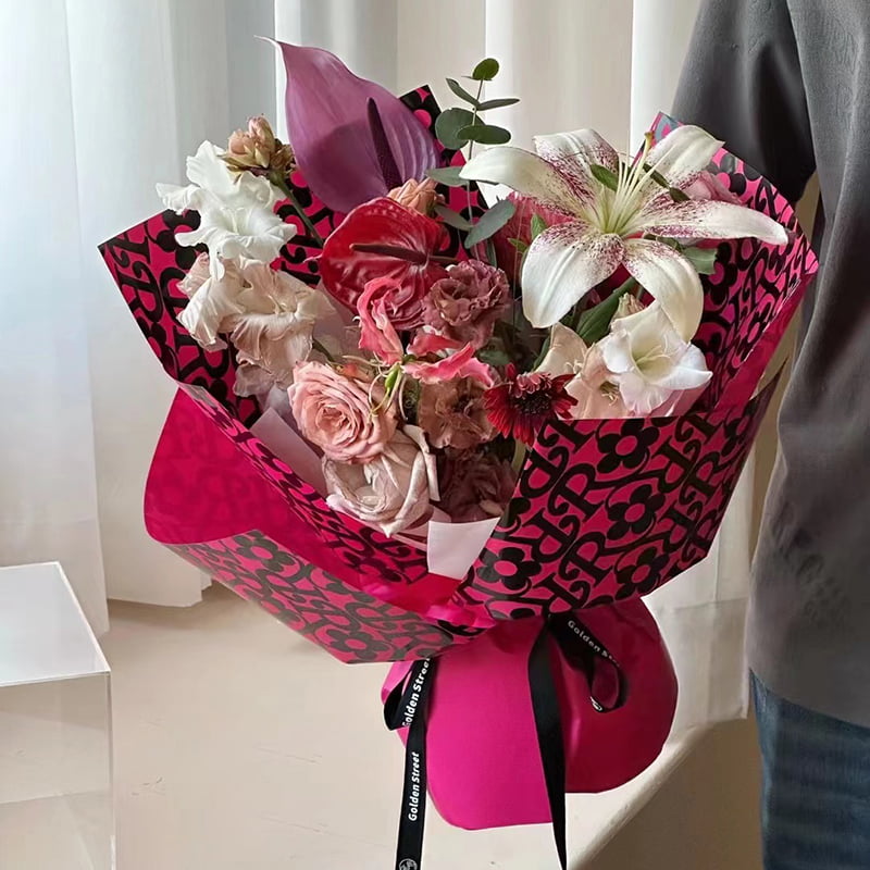 Papel de regalo de flores con estampado de flores de película mate